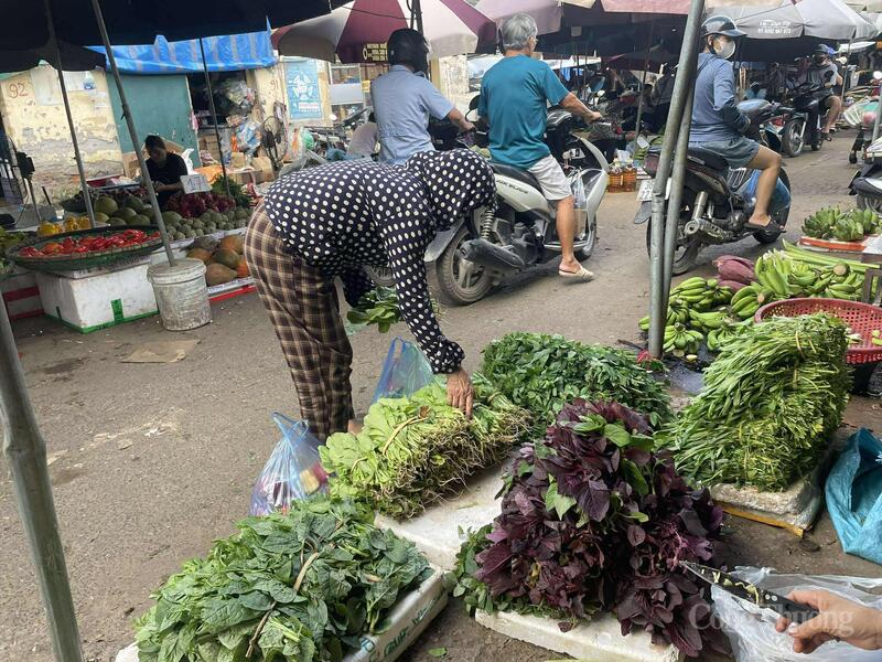 Giá rau tăng gấp đôi khiến nhiều người tiêu dùng "đau ví" khi đi chợ.