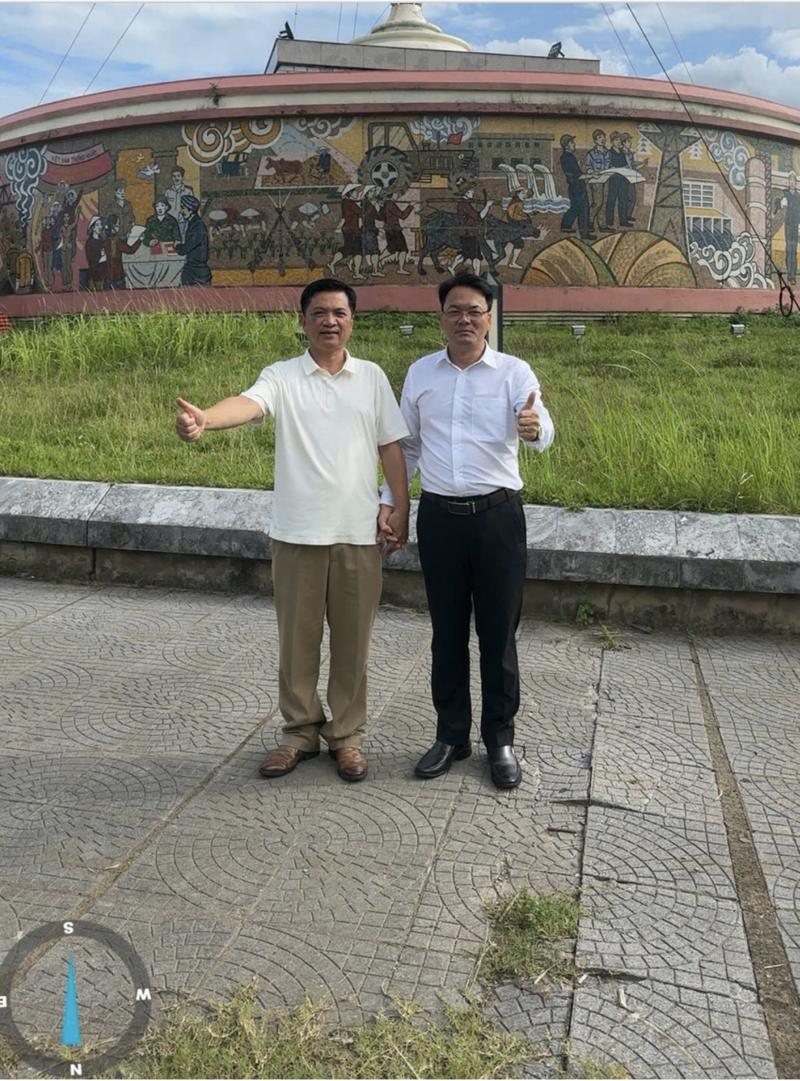 Khoảnh khắc lưu niệm đầy xúc động tại di tích lịch sử cầu Hiền Lương- sông Bến Hải.