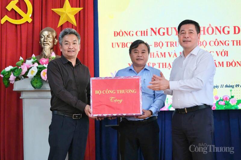 Đồng chí Nguyễn Hồng Diên - Ủy viên Ban Chấp hành Trung ương Đảng, Bộ trưởng Bộ Công Thương tặng quà cho xã Hiệp Thạnh. Ảnh: Lê Sơn