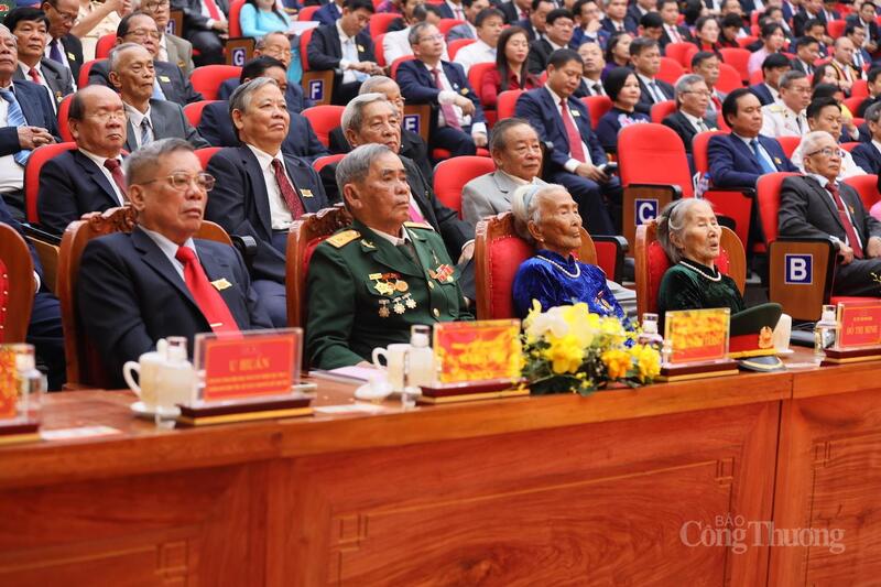 Các đại biểu khách mời là Mẹ Việt Nam anh hùng, Anh hùng Lực lượng vũ trang nhân dân.