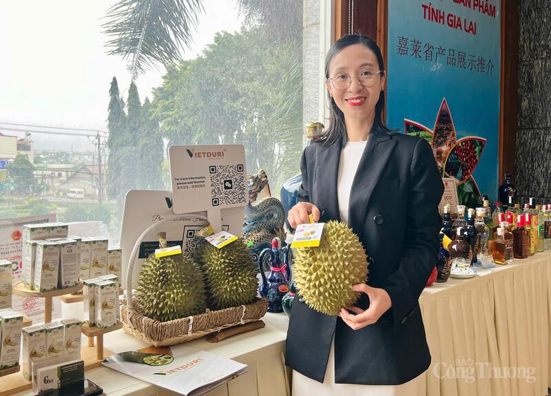 Chị Trần Lâm Phương Tâm, đại diện Công ty TNHH Xuất nhập khẩu Bơ Mỹ Hoàng Gia cùng sản phẩm sầu riêng của Công ty tại Hội nghị xúc tiến xuất khẩu vào thị trường Trung Quốc tỉnh Gia Lai năm 2025. Ảnh: Hiền Mai