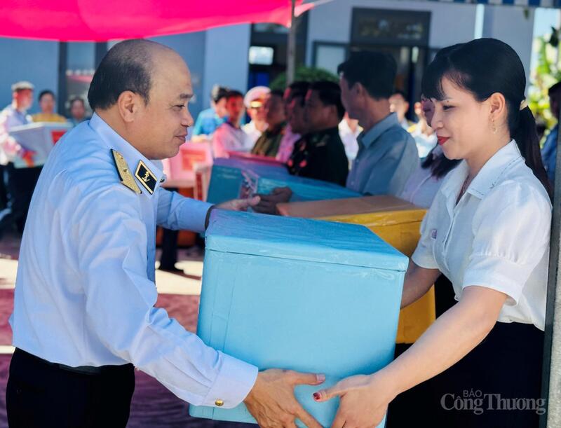 Chuẩn đô đốc Đỗ Văn Yên thay mặt Bộ Tư lệnh Hải quân tặng quà các đơn vị, cơ quan đang thực thi nhiệm vụ trên đảo