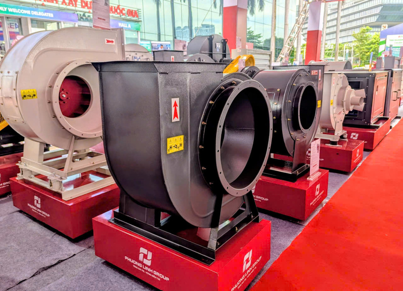 Doanh nghiệp Phương Linh Group giới thiệu các sản phẩm và công nghệ làm sạch không khí tại Triển lãm. Ảnh: QL.
