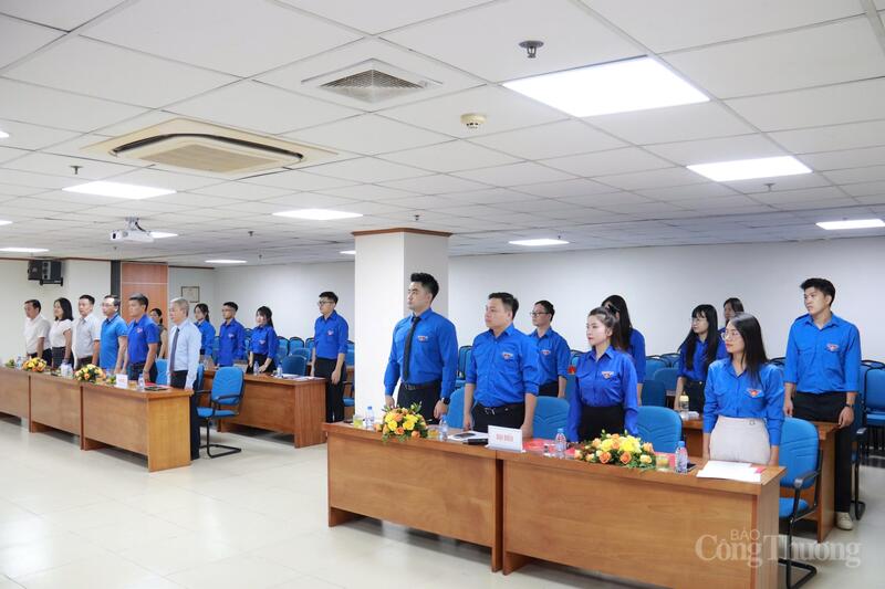 Đại hội làm lễ Chào cờ. Ảnh: Thanh Tuấn