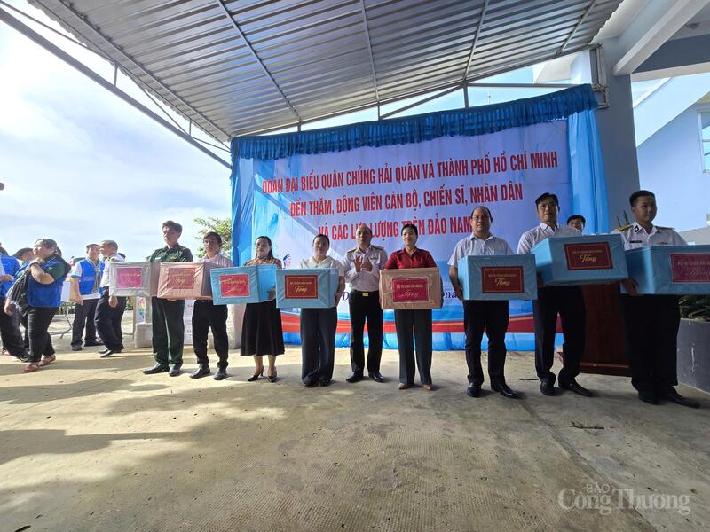 Chuẩn đô đốc Đỗ Văn Yên, Phó Chính ủy Quân chủng hải quân trao tặng quà cho các đơn vị