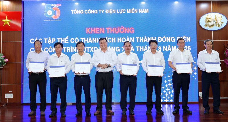 EVNSPC tổ chức khen thưởng các tập thể.