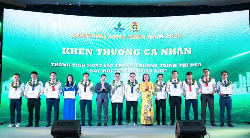 Khen thưởng các cá nhân tiêu biểu xuất sắc trong chương trình thi đua “Đổi mới sáng tạo Dầu khí” năm 2024 (Ảnh PV GAS)