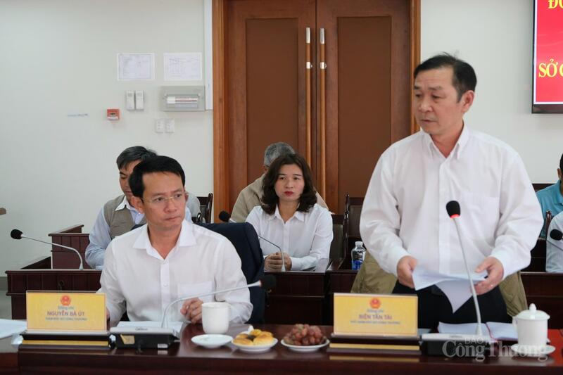 Ông Biện Tấn Tài, Phó Giám đốc Sở Công Thương tỉnh Lâm Đồng báo cáo về tình hình hoạt động trong 9 tháng đầu năm 2025. Ảnh: Lê Sơn