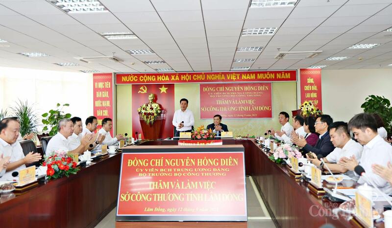 Quang cảnh buổi làm việc.