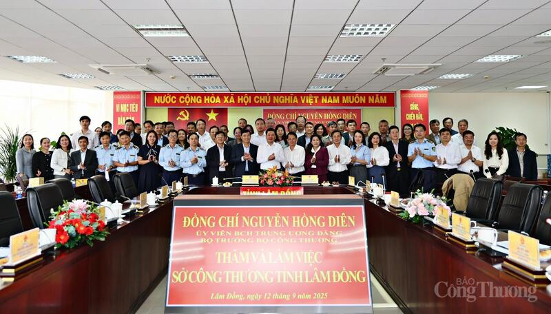 Đoàn công tác Bộ Công Thương chụp hình lưu niệm với Sở Công Thương tỉnh Lâm Đồng.