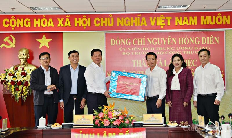 Bộ trưởng Bộ Công Thương Nguyễn Hồng Diên tặng quà của đoàn công tác cho Sở Công Thương tỉnh Lâm Đồng. Ảnh: Lê Sơn