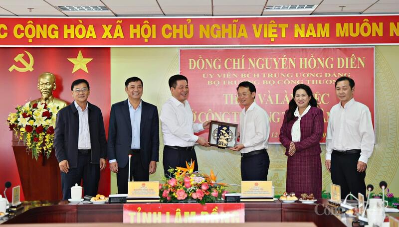 Bộ trưởng Nguyễn Hồng Diên nhận quà lưu niệm của Sở Công Thương tỉnh Lâm Đồng.