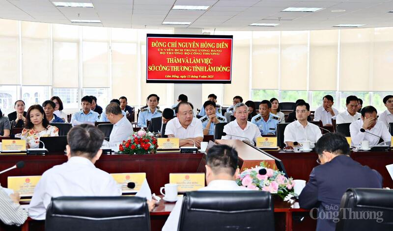 Lãnh đạo Văn phòng, các Cục, Vụ thuộc Bộ Công Thương tại buổi làm việc.