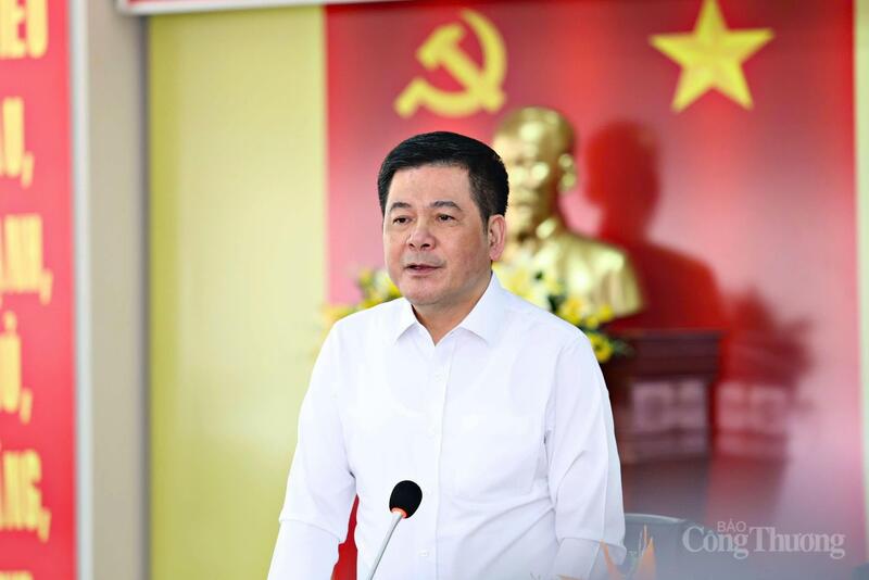 Bộ trưởng Bộ Công Thương Nguyễn Hồng Diên phát biểu chỉ đạo tại buổi làm việc. Ảnh: Lê Sơn