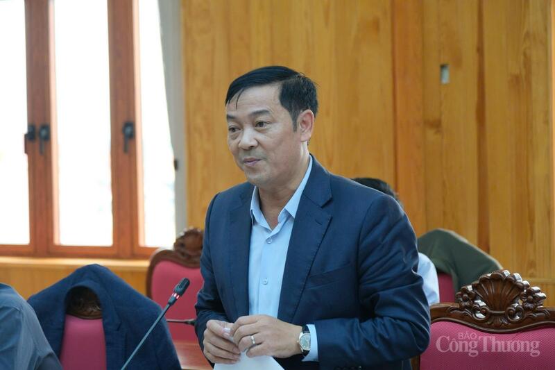 Ông Lê Trọng Yên - Phó Chủ tịch UBND tỉnh Lâm Đồng báo cáo tình hình thực hiện kế hoạch phát triển công nghiệp, thương mại. Ảnh: Lê Sơn.
