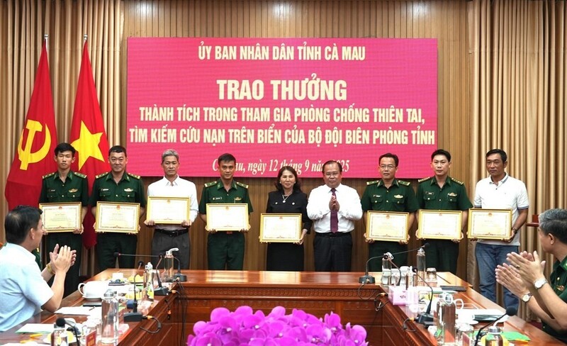 Phó Chủ tịch UBND tỉnh Cà Mau Nguyễn Minh Luân tặng Bằng khen cho các cá nhân có thành tích xuất sắc trong phòng chống thiên tai, tìm kiếm cứu hộ, cứu nạn ngư dân ta và thuyền viên người nước ngoài gặp nạn trên biển. Ảnh: Kim Nhiên