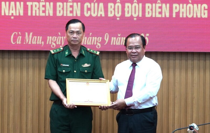 Phó Chủ tịch UBND tỉnh Cà Mau Nguyễn Minh Luân trao Bằng khen cho Đồn Biên phòng Tam Giang Tây. Ảnh: Kim Nhiên