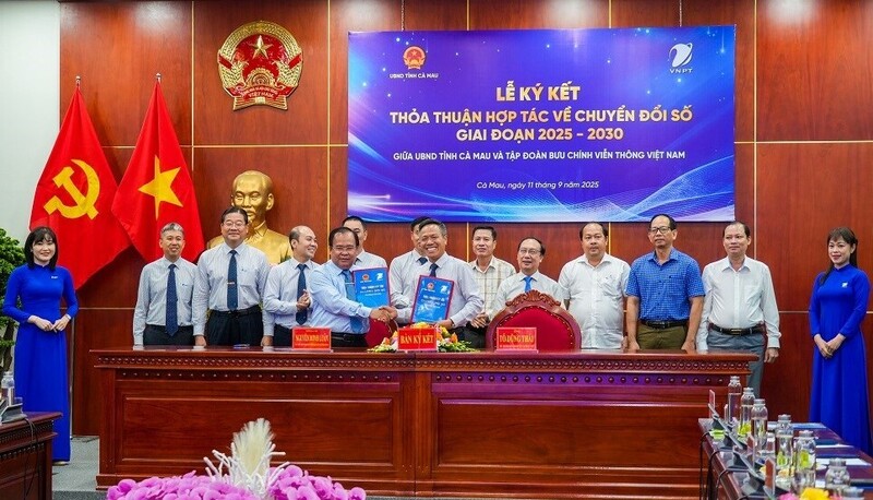 Phó Chủ tịch UBND tỉnh Cà Mau Nguyễn Minh Luân và Chủ tịch Hội đồng thành viên Tập đoàn VNPT Tô Dũng Thái thực hiện nghi thức ký kết thỏa thuận hợp tác. Ảnh: Bích Ngọc
