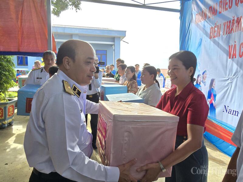 Chuẩn đô đốc Đỗ Văn Yên tặng quà cho các lực lượng trên đảo.