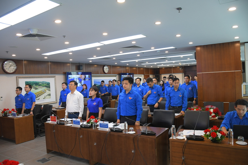 Lễ Chào cờ tại Đại hội đại biểu Đoàn Thanh niên Cộng sản Hồ Chí Minh Công ty Vận hành Hệ thống điện và Thị trường điện Quốc gia. Ảnh: BTC