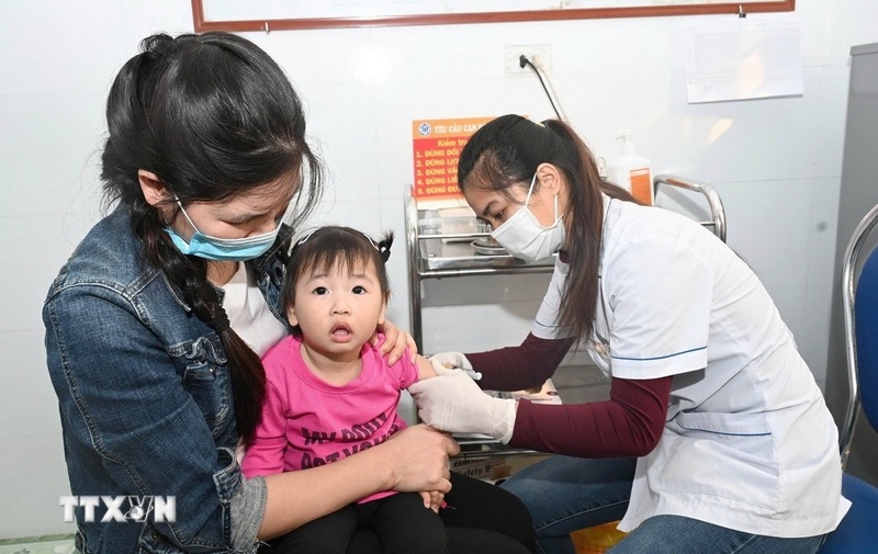 Triển khai tiêm vaccine phòng sởi tại Ninh Bình. Ảnh: Thùy Dung/TTXVN