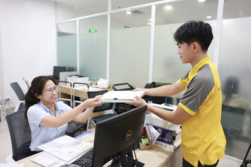 Nhân viên Bưu điện tham gia tiếp nhận và trả kết quả hồ sơ tại Trung tâm phục vụ Hành chính công TP. Hà Nội