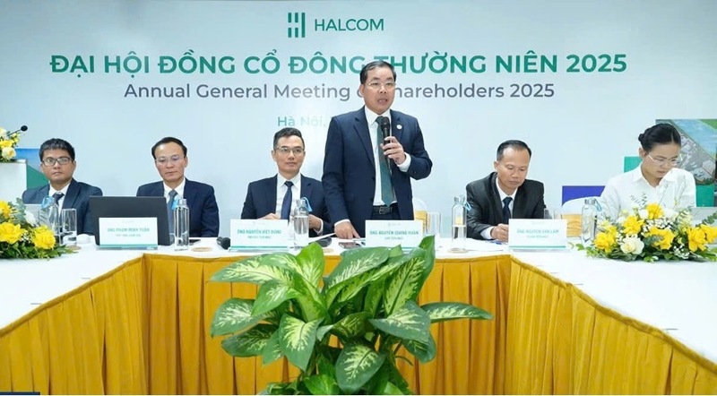 Đoàn chủ tịch Đại hội đồng cổ đông thường niên 2025 Công ty CP Halcom Việt Nam. Ảnh: Bình An