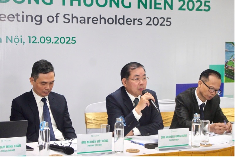 Ông Nguyễn Quang Huân, Chủ tịch HĐQT Halcom Việt Nam trao đổi thảo luận tại sự kiện. Ảnh: Bình An
