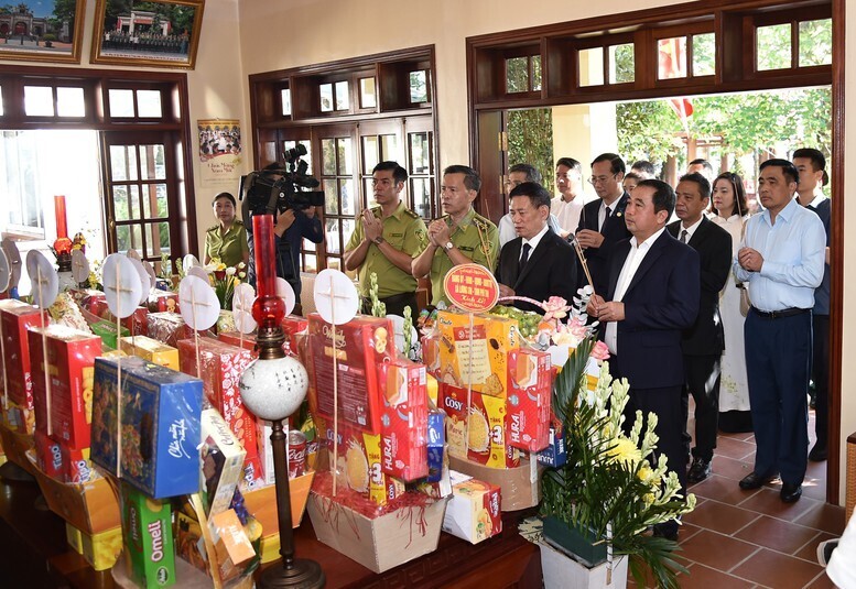 Các đồng chí lãnh đạo, nguyên lãnh đạo Đảng, Nhà nước, đại diện đồng bào cùng hội tụ về Đền thờ Bác Hồ trên Đỉnh Vua - Núi Ba Vì - Núi Tổ tâm linh của người Việt, thành kính dâng hương tưởng niệm 56 năm ngày mất của Bác theo phong tục truyền thống của dân tộc - Ảnh: VGP/Trần Mạnh