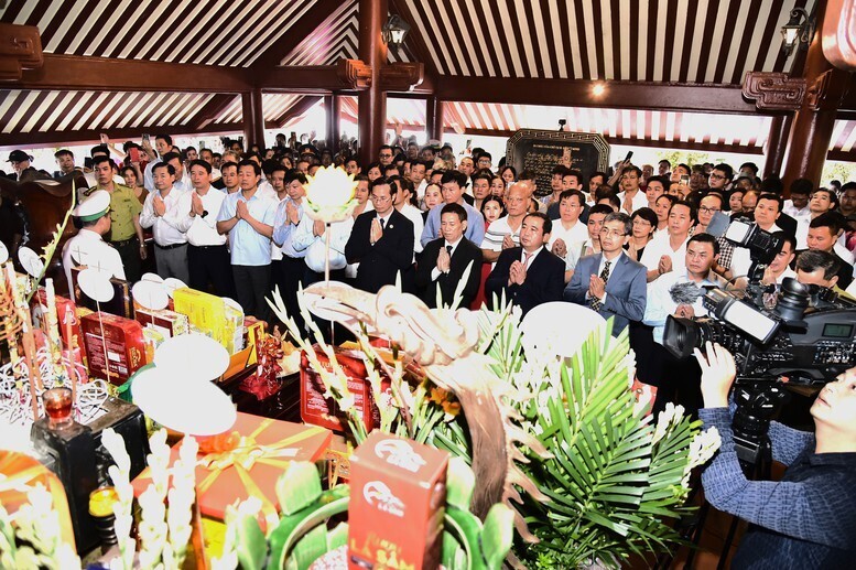 Lễ dâng hương tưởng nhớ Chủ tịch Hồ Chí Minh nhân 56 năm ngày mất của Người và chào mừng tổ chức thành công Đại lễ kỷ niệm 80 năm Cách mạng tháng Tám Quốc khánh mùng 2/9/2025 đã được tổ chức trang trọng tại Đền thờ Bác Hồ trên đỉnh núi Vua, Vườn Quốc gia Ba Vì - Ảnh: VGP/Trần Mạnh
