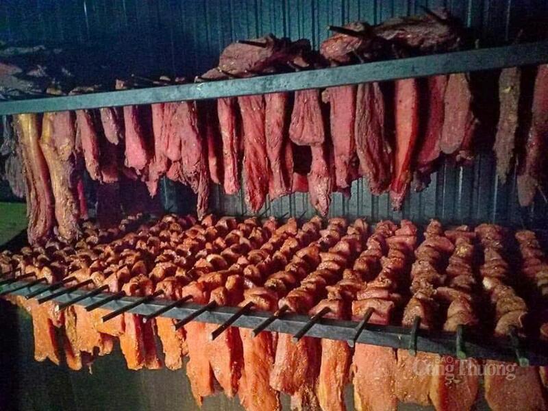 Thịt trâu được lựa chọn kỹ càng, tẩm ướp và xông khói theo bí quyết riêng
