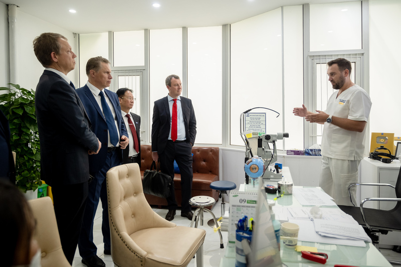 Bộ trưởng Y tế Nga đánh giá cao năng lực chuyên môn của đội ngũ bác sĩ, những chuyên gia có trình độ cao, dày dạn kinh nghiệm trong lĩnh vực nhãn khoa.