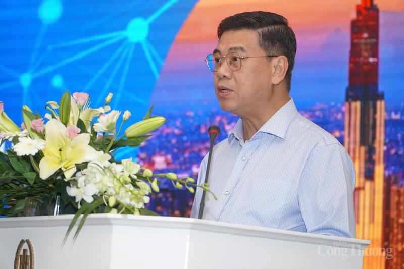 Phó Chủ tịch UBND TP. Hồ Chí Minh Nguyễn Văn Dũng phát biểu khai mạc. Ảnh: Ngọc Vinh