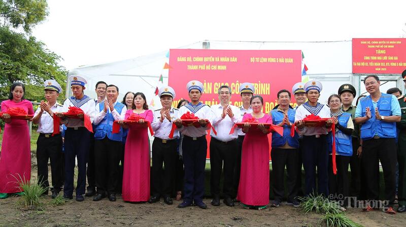 Các đại biểu thực hiện nghi lễ cắt băng khánh thành và bàn giao Vườn rau lưới màng.