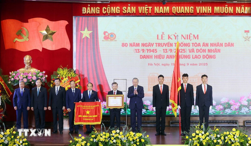Tổng Bí thư Tô Lâm trao tặng Danh hiệu Anh hùng Lao động cho Toà án nhân dân Tối cao . Ảnh: TTXVN