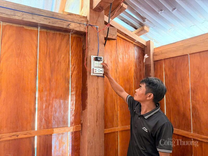 Đinh Thiếp bật công tắc đèn giới thiệu căn nhà sàn khang trang vừa hoàn thiện để phục vụ kinh doanh, buôn bán.