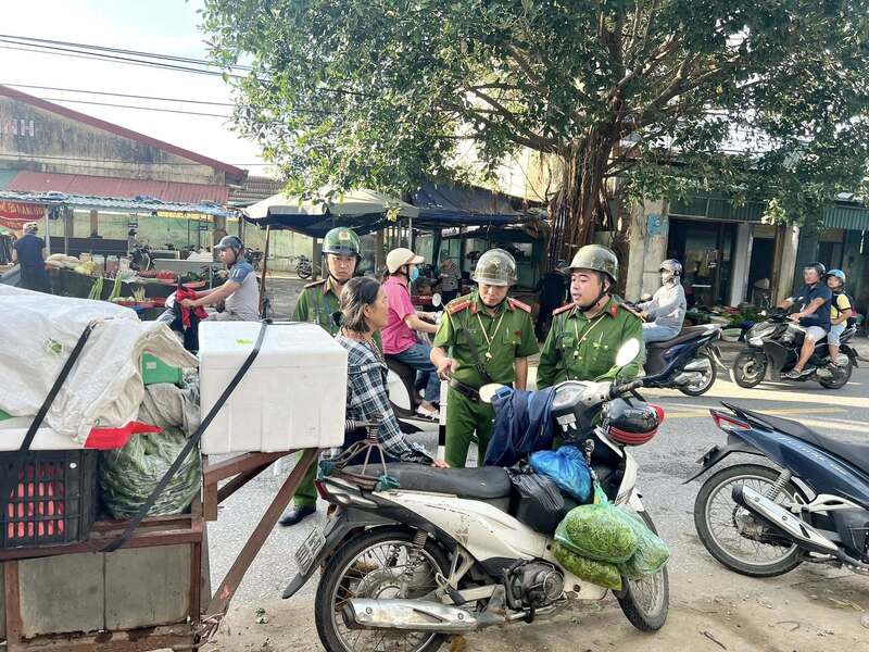 Cán bộ Công an phường Đông Sơn ra quân xóa bỏ các chợ cóc trên địa bàn