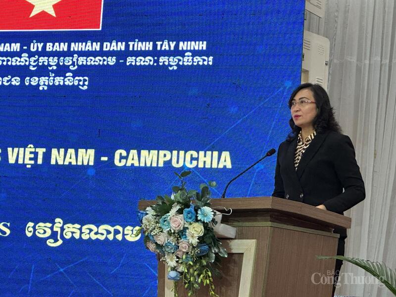 Thứ trưởng Bộ Công Thương Phan Thị Thắng phát biểu tại Hội nghị. Ảnh Nguyễn Ngọc