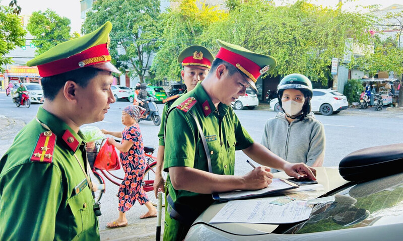 Lực lượng Công an phường Hạc Thành xử lý các trường hợp vi phạm