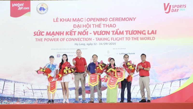 Lễ khai mạc diễn ra trong không khí cổ vũ cuồng nhiệt và lòng quyết tâm chiến thắng của gần 600 vận động viên