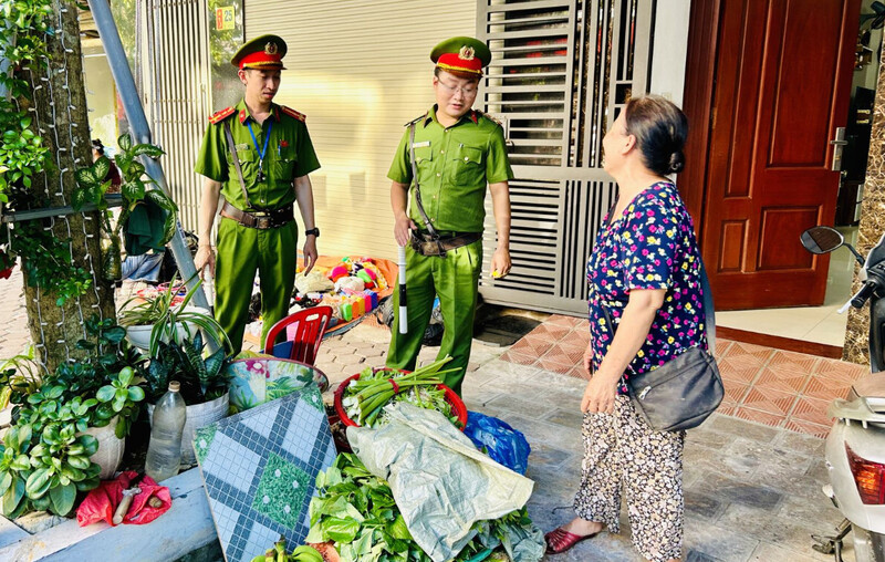 Ngoài kiểm tra, xử lý vi phạm, lực lượng chức năng còn phối hợp tuyên truyền, nâng cao nhận thức của nhân dân
