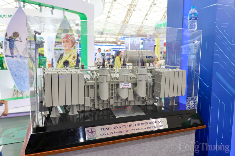 Mô hình máy biến áp 500kV-300MVA do ngành điện Việt Nam tự nghiên cứu và chế tạo.