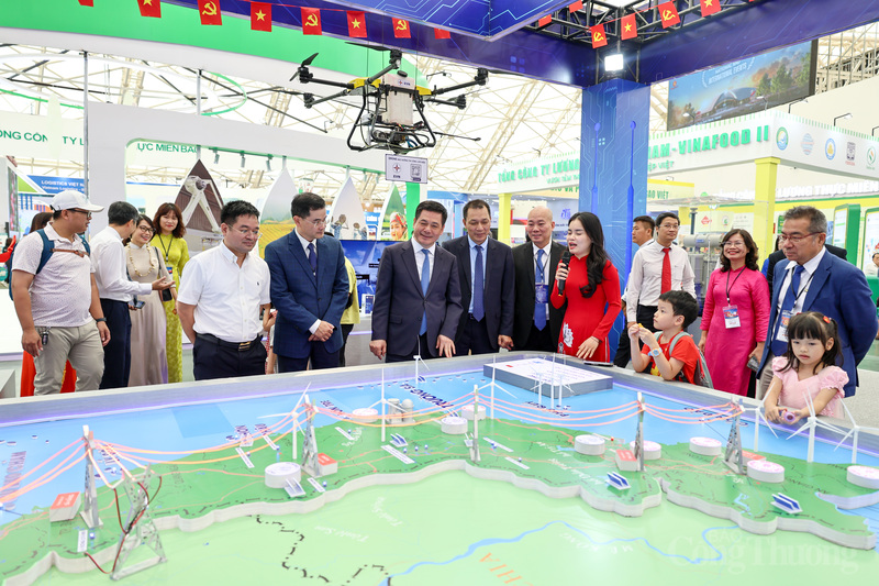 Bộ trưởng Nguyễn Hồng Diên thăm quan gian trưng bày của EVN.