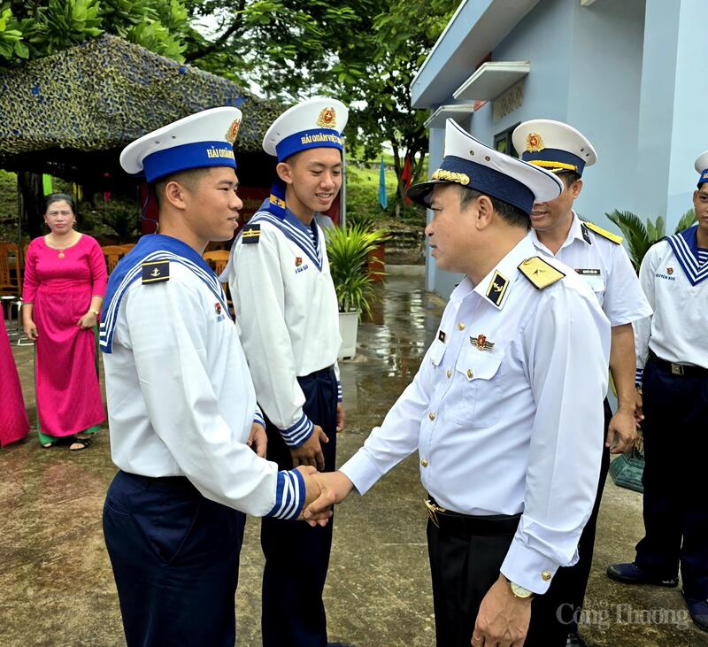 Chuẩn đô đốc Đỗ Văn Yên hỏi thăm động viên chiến sĩ tại Tiểu đoàn 553.