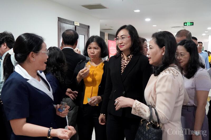 Thứ trưởng Phan Thị Thắng và các đại biểu nghe doanh nghiệp giới thiệu về sản phẩm.