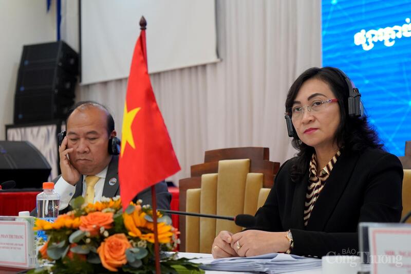 Thứ trưởng Phan Thị Thắng nghe đại biểu phía Campuchia trình bày tham luận.