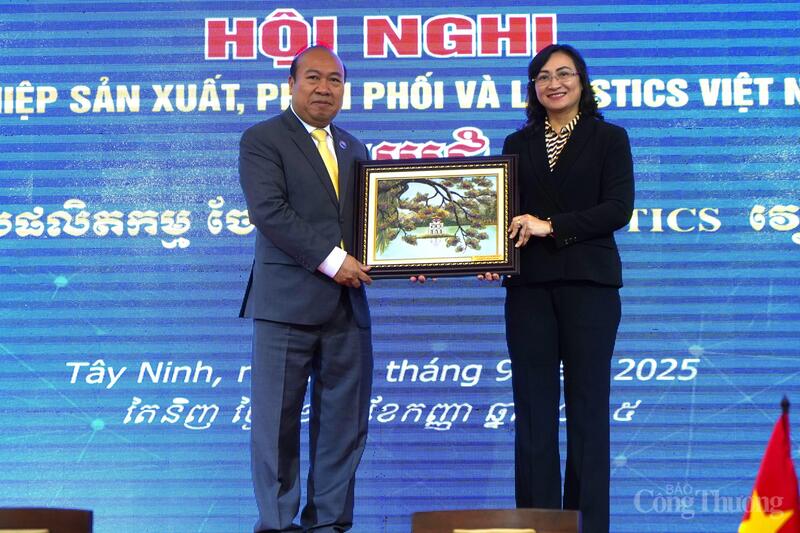 Thứ trưởng Phan Thị Thắng tặng quà lưu niệm cho Ngài Tith Rithipol, Phó Quốc Vụ khanh Bộ Thương mại Campuchia.