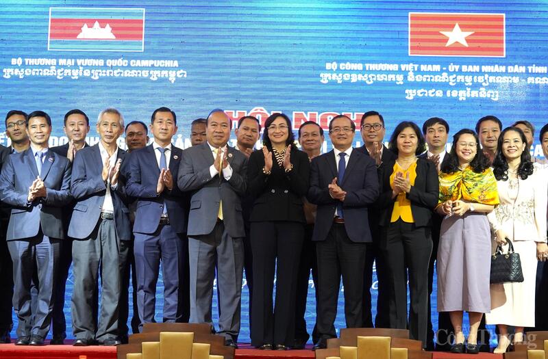 Các đại biểu chụp hình lưu niệm.