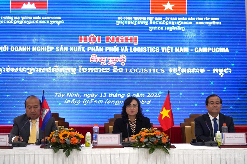 Thứ trưởng Bộ Công Thương Phan Thị Thắng và Ngài Tith Rithipol, Phó Quốc Vụ khanh Bộ Thương mại Campuchia và ông Nguyễn Hồng Thanh, Phó Chủ tịch UBND tỉnh Tây Ninh đồng chủ trì hội nghị.