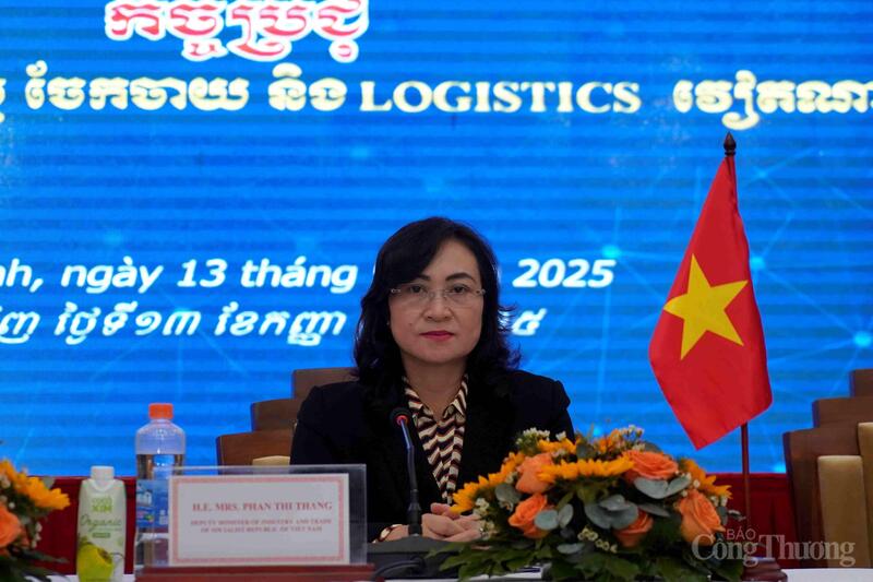 Thứ trưởng Bộ Công Thương Phan Thị Thắng dự Hội nghị kết nối doanh nghiệp sản xuất, phân phối và logistics Việt Nam - Campuchia. Ảnh: Nguyễn Ngọc